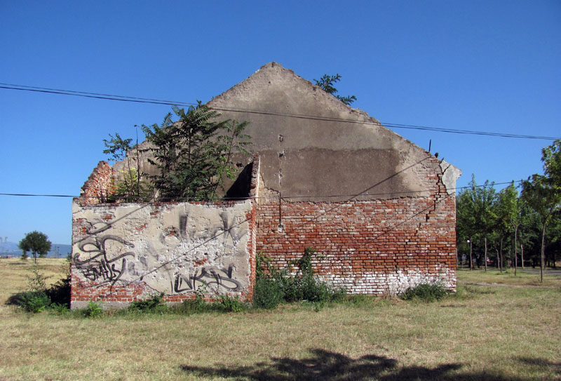 Abandoned brick building in Niš.