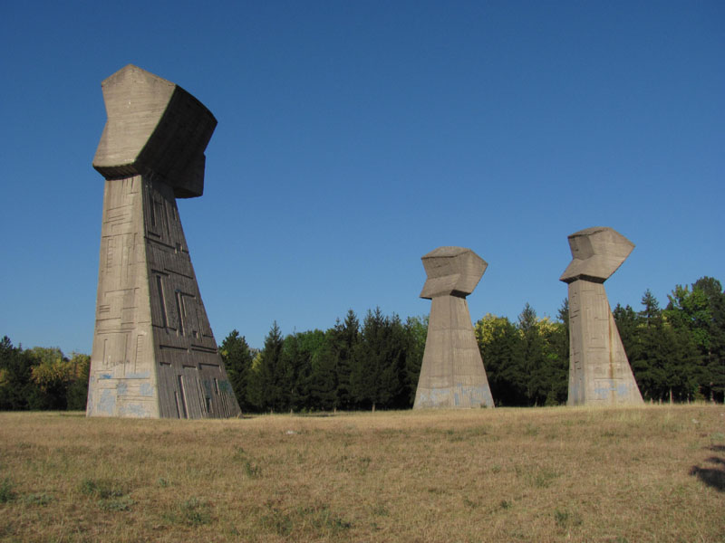 Fist monument in Niš.